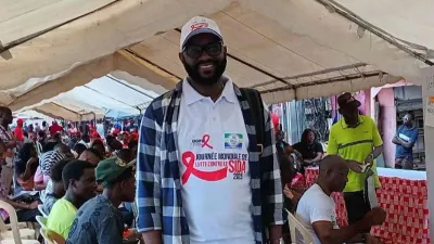 Ici, sous l’une des tentes de l’ancienne gare routière .