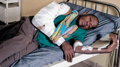 Victor Mombo sur son lit d’hospitalisation.