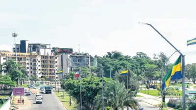 Libreville est parée aux couleurs du Gabon et de la France.