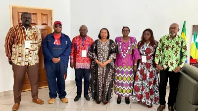 Photo de famille à l’issue de la rencontre avec la gouverneure de l’Ogooué-Maritime, Françoise Assengone Obame et le maire de Port-Gentil.