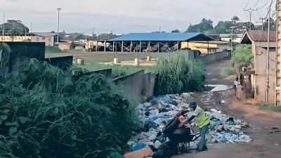 La voie défoncée est plus submergée par les ordures