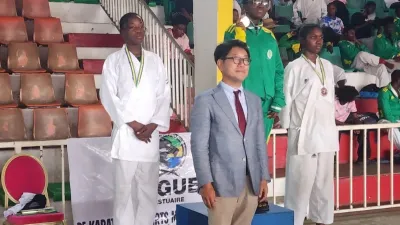 L’ambassadeur du Japon au Gabon, Yoshio Ando, posant avec quelques athlètes, après la remise des médailles