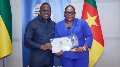 La candidate du Gabon recevant sa distinction