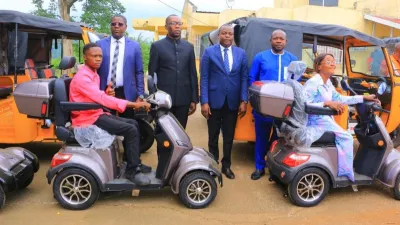 Don de tricycles et vélomoteurs à Okondja