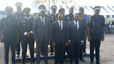 Neuf policiers arborent leurs nouveaux insignes de grade