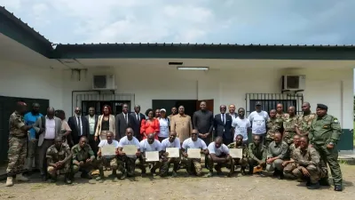Les agents de la SEM posant avec les officiels