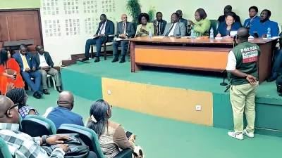 Consultations publiques avec les habitants d’Angondjé.