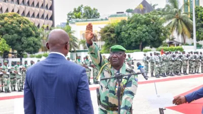 Le général Antoine Balekidra prêtant serment face au chef suprême des FDS, Brice Clotaire Oligui Nguema.