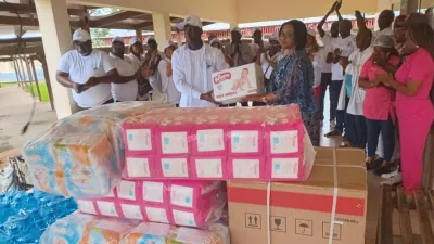 Geste symbolique de remise des produits au service néonatologie de l’hôpital Albert-Schweitzer.