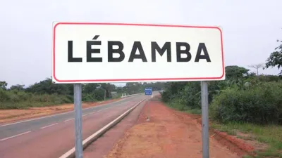 Panneau de signalisation de l'entrée de la ville de Lebamba © DR