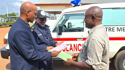 La remise des clés et documents du véhicule au directeur du centre médical de Bitam. © DR