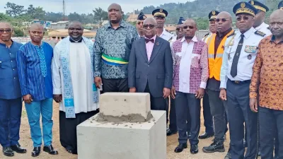 Autour du ministre de l’Intérieur, la pose de la première pierre du commissariat central de Moanda.