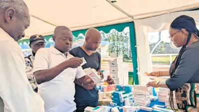 Distribution de médicaments au village Mebole à Minvoul