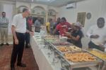 L’ambassadeur Turc présentant les plats 